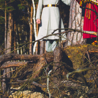 Pie jūras - Daži saka, ka nākam no jūras. No balta putu gabaliņa.
Var jau būt.
Mums labpatīk domāt, ka esam atrasti jūras krastā kā dzintara gabaliņi.
Citi saka, ka esam līdzenumu cilvēki un katrs rakstiņš un rūtojums nāk no mūsu labību laukiem.
Un taisnība jau ir - mēs dzīvojam Rakstā.
Tomēr ļaujiet mums pašiem pastāstīt, jo šis būs stāsts par mums.
Par mūsu nepieradināto garu un ilgām pēc nezināmā.
Par īstumu, par dzirkstošām sirdīm un dzīves svinēšanu.
Par Līgo.
Foto: Artūrs Vanags