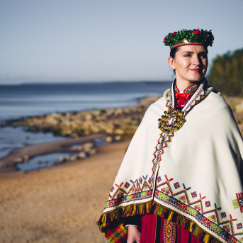 Pie jūras - Daži saka, ka nākam no jūras. No balta putu gabaliņa. 
Var jau būt. 
Mums labpatīk domāt, ka esam atrasti jūras krastā kā dzintara gabaliņi. 
Citi saka, ka esam līdzenumu cilvēki un katrs rakstiņš un rūtojums nāk no mūsu labību laukiem. 
Un taisnība jau ir - mēs dzīvojam Rakstā.
Tomēr ļaujiet mums pašiem pastāstīt, jo šis būs stāsts par mums.
Par mūsu nepieradināto garu un ilgām pēc nezināmā.
Par īstumu, par dzirkstošām sirdīm un dzīves svinēšanu. 
Par Līgo.
Foto: Artūrs Vanags