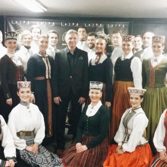 Mūzikas ierakstu gada balva "Zelta Mikrofons 2018" - 27. februārī mūzikas ierakstu gada balvas pasniegšanas ceremonijā "Zelta Mikrofons 2018" Viktoram Lapčenokam tika pasniegta balva par mūža ieguldījumu. Mums bija tas gods uzstāties kopā ar mākslinieku un Saulkrastu jaukto kori "Anima", lai kopīgi izpildītu "Manai dzimtenei".
Priecājamies kopā ar balvas ieguvēju un vēlam saglabāt radošo dzirksti arī turpmāk!