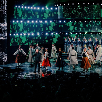 Mūzikas ierakstu gada balva "Zelta Mikrofons 2018" - 27. februārī mūzikas ierakstu gada balvas pasniegšanas ceremonijā "Zelta Mikrofons 2018" Viktoram Lapčenokam tika pasniegta balva par mūža ieguldījumu. Mums bija tas gods uzstāties kopā ar mākslinieku un Saulkrastu jaukto kori "Anima", lai kopīgi izpildītu "Manai dzimtenei".
Priecājamies kopā ar balvas ieguvēju un vēlam saglabāt radošo dzirksti arī turpmāk!