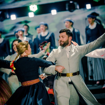 Mūzikas ierakstu gada balva "Zelta Mikrofons 2018" - 27. februārī mūzikas ierakstu gada balvas pasniegšanas ceremonijā "Zelta Mikrofons 2018" Viktoram Lapčenokam tika pasniegta balva par mūža ieguldījumu. Mums bija tas gods uzstāties kopā ar mākslinieku un Saulkrastu jaukto kori "Anima", lai kopīgi izpildītu "Manai dzimtenei".
Priecājamies kopā ar balvas ieguvēju un vēlam saglabāt radošo dzirksti arī turpmāk!