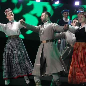 Mūzikas ierakstu gada balva "Zelta Mikrofons 2018" - 27. februārī mūzikas ierakstu gada balvas pasniegšanas ceremonijā "Zelta Mikrofons 2018" Viktoram Lapčenokam tika pasniegta balva par mūža ieguldījumu. Mums bija tas gods uzstāties kopā ar mākslinieku un Saulkrastu jaukto kori "Anima", lai kopīgi izpildītu "Manai dzimtenei".
Priecājamies kopā ar balvas ieguvēju un vēlam saglabāt radošo dzirksti arī turpmāk!