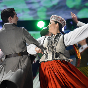 Mūzikas ierakstu gada balva "Zelta Mikrofons 2018" - 27. februārī mūzikas ierakstu gada balvas pasniegšanas ceremonijā "Zelta Mikrofons 2018" Viktoram Lapčenokam tika pasniegta balva par mūža ieguldījumu. Mums bija tas gods uzstāties kopā ar mākslinieku un Saulkrastu jaukto kori "Anima", lai kopīgi izpildītu "Manai dzimtenei".
Priecājamies kopā ar balvas ieguvēju un vēlam saglabāt radošo dzirksti arī turpmāk!