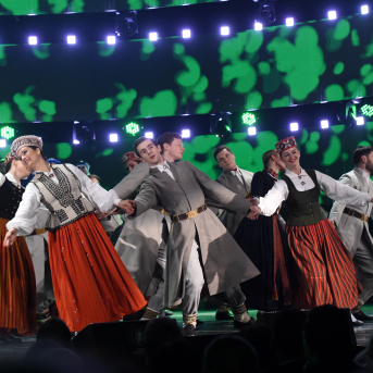 Mūzikas ierakstu gada balva "Zelta Mikrofons 2018" - 27. februārī mūzikas ierakstu gada balvas pasniegšanas ceremonijā "Zelta Mikrofons 2018" Viktoram Lapčenokam tika pasniegta balva par mūža ieguldījumu. Mums bija tas gods uzstāties kopā ar mākslinieku un Saulkrastu jaukto kori "Anima", lai kopīgi izpildītu "Manai dzimtenei".
Priecājamies kopā ar balvas ieguvēju un vēlam saglabāt radošo dzirksti arī turpmāk!