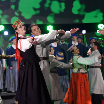 Mūzikas ierakstu gada balva "Zelta Mikrofons 2018" - 27. februārī mūzikas ierakstu gada balvas pasniegšanas ceremonijā "Zelta Mikrofons 2018" Viktoram Lapčenokam tika pasniegta balva par mūža ieguldījumu. Mums bija tas gods uzstāties kopā ar mākslinieku un Saulkrastu jaukto kori "Anima", lai kopīgi izpildītu "Manai dzimtenei".
Priecājamies kopā ar balvas ieguvēju un vēlam saglabāt radošo dzirksti arī turpmāk!