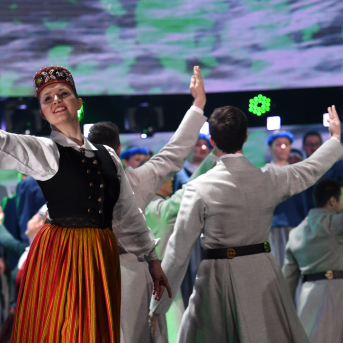 Mūzikas ierakstu gada balva "Zelta Mikrofons 2018" - 27. februārī mūzikas ierakstu gada balvas pasniegšanas ceremonijā "Zelta Mikrofons 2018" Viktoram Lapčenokam tika pasniegta balva par mūža ieguldījumu. Mums bija tas gods uzstāties kopā ar mākslinieku un Saulkrastu jaukto kori "Anima", lai kopīgi izpildītu "Manai dzimtenei".
Priecājamies kopā ar balvas ieguvēju un vēlam saglabāt radošo dzirksti arī turpmāk!