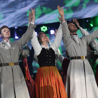 Mūzikas ierakstu gada balva "Zelta Mikrofons 2018" - 27. februārī mūzikas ierakstu gada balvas pasniegšanas ceremonijā "Zelta Mikrofons 2018" Viktoram Lapčenokam tika pasniegta balva par mūža ieguldījumu. Mums bija tas gods uzstāties kopā ar mākslinieku un Saulkrastu jaukto kori "Anima", lai kopīgi izpildītu "Manai dzimtenei".
Priecājamies kopā ar balvas ieguvēju un vēlam saglabāt radošo dzirksti arī turpmāk!