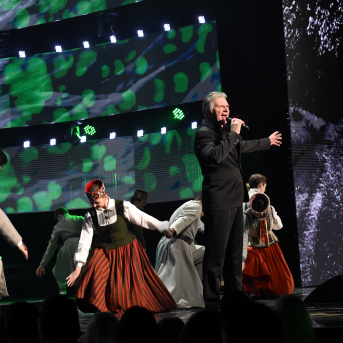 Mūzikas ierakstu gada balva "Zelta Mikrofons 2018" - 27. februārī mūzikas ierakstu gada balvas pasniegšanas ceremonijā "Zelta Mikrofons 2018" Viktoram Lapčenokam tika pasniegta balva par mūža ieguldījumu. Mums bija tas gods uzstāties kopā ar mākslinieku un Saulkrastu jaukto kori "Anima", lai kopīgi izpildītu "Manai dzimtenei".
Priecājamies kopā ar balvas ieguvēju un vēlam saglabāt radošo dzirksti arī turpmāk!