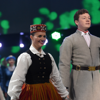 Mūzikas ierakstu gada balva "Zelta Mikrofons 2018" - 27. februārī mūzikas ierakstu gada balvas pasniegšanas ceremonijā "Zelta Mikrofons 2018" Viktoram Lapčenokam tika pasniegta balva par mūža ieguldījumu. Mums bija tas gods uzstāties kopā ar mākslinieku un Saulkrastu jaukto kori "Anima", lai kopīgi izpildītu "Manai dzimtenei".
Priecājamies kopā ar balvas ieguvēju un vēlam saglabāt radošo dzirksti arī turpmāk!