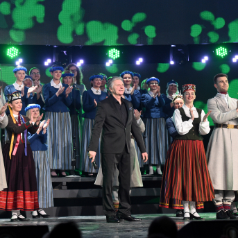 Mūzikas ierakstu gada balva "Zelta Mikrofons 2018" - 27. februārī mūzikas ierakstu gada balvas pasniegšanas ceremonijā "Zelta Mikrofons 2018" Viktoram Lapčenokam tika pasniegta balva par mūža ieguldījumu. Mums bija tas gods uzstāties kopā ar mākslinieku un Saulkrastu jaukto kori "Anima", lai kopīgi izpildītu "Manai dzimtenei".
Priecājamies kopā ar balvas ieguvēju un vēlam saglabāt radošo dzirksti arī turpmāk!