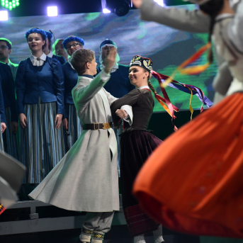 Mūzikas ierakstu gada balva "Zelta Mikrofons 2018" - 27. februārī mūzikas ierakstu gada balvas pasniegšanas ceremonijā "Zelta Mikrofons 2018" Viktoram Lapčenokam tika pasniegta balva par mūža ieguldījumu. Mums bija tas gods uzstāties kopā ar mākslinieku un Saulkrastu jaukto kori "Anima", lai kopīgi izpildītu "Manai dzimtenei".
Priecājamies kopā ar balvas ieguvēju un vēlam saglabāt radošo dzirksti arī turpmāk!