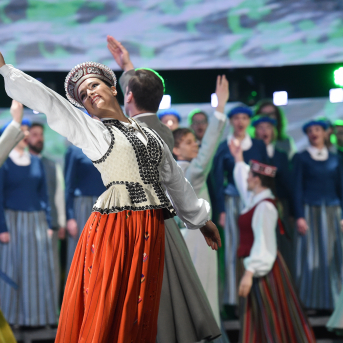 Mūzikas ierakstu gada balva "Zelta Mikrofons 2018" - 27. februārī mūzikas ierakstu gada balvas pasniegšanas ceremonijā "Zelta Mikrofons 2018" Viktoram Lapčenokam tika pasniegta balva par mūža ieguldījumu. Mums bija tas gods uzstāties kopā ar mākslinieku un Saulkrastu jaukto kori "Anima", lai kopīgi izpildītu "Manai dzimtenei".
Priecājamies kopā ar balvas ieguvēju un vēlam saglabāt radošo dzirksti arī turpmāk!