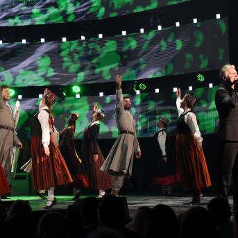 Mūzikas ierakstu gada balva "Zelta Mikrofons 2018" - 27. februārī mūzikas ierakstu gada balvas pasniegšanas ceremonijā "Zelta Mikrofons 2018" Viktoram Lapčenokam tika pasniegta balva par mūža ieguldījumu. Mums bija tas gods uzstāties kopā ar mākslinieku un Saulkrastu jaukto kori "Anima", lai kopīgi izpildītu "Manai dzimtenei".
Priecājamies kopā ar balvas ieguvēju un vēlam saglabāt radošo dzirksti arī turpmāk!