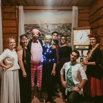 LĪGO iesvētības "Vai būsi mans tandēms?" 2018 - Kā jau ierasts, rudens sezonā lielais Līgo pulks pulcējās, lai iesvētītu jaunos biedrus un kļūtu par vairākiem pilntiesīgiem biedriem bagātāki. Tā kā dzīvojam "Pūt, vējiņi!" zīmē, tad arī mēs, gluži kā Baibiņa un Uldis, meklējām savus tandēmus iesvētību tēmā "Vai būsi mans tandēms?".
Šoreiz ar fotoaparātu bija notikusi maza ķibele, tāpēc piedāvājam apskatīt dejotāju pašu sabildētās foto reportāžas.