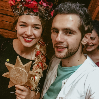 LĪGO iesvētības "Vai būsi mans tandēms?" 2018 - Kā jau ierasts, rudens sezonā lielais Līgo pulks pulcējās, lai iesvētītu jaunos biedrus un kļūtu par vairākiem pilntiesīgiem biedriem bagātāki. Tā kā dzīvojam "Pūt, vējiņi!" zīmē, tad arī mēs, gluži kā Baibiņa un Uldis, meklējām savus tandēmus iesvētību tēmā "Vai būsi mans tandēms?".
Šoreiz ar fotoaparātu bija notikusi maza ķibele, tāpēc piedāvājam apskatīt dejotāju pašu sabildētās foto reportāžas.