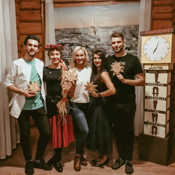 LĪGO iesvētības "Vai būsi mans tandēms?" 2018 - Kā jau ierasts, rudens sezonā lielais Līgo pulks pulcējās, lai iesvētītu jaunos biedrus un kļūtu par vairākiem pilntiesīgiem biedriem bagātāki. Tā kā dzīvojam "Pūt, vējiņi!" zīmē, tad arī mēs, gluži kā Baibiņa un Uldis, meklējām savus tandēmus iesvētību tēmā "Vai būsi mans tandēms?".
Šoreiz ar fotoaparātu bija notikusi maza ķibele, tāpēc piedāvājam apskatīt dejotāju pašu sabildētās foto reportāžas.