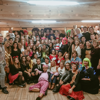 LĪGO iesvētības "Vai būsi mans tandēms?" 2018 - Kā jau ierasts, rudens sezonā lielais Līgo pulks pulcējās, lai iesvētītu jaunos biedrus un kļūtu par vairākiem pilntiesīgiem biedriem bagātāki. Tā kā dzīvojam "Pūt, vējiņi!" zīmē, tad arī mēs, gluži kā Baibiņa un Uldis, meklējām savus tandēmus iesvētību tēmā "Vai būsi mans tandēms?".
Šoreiz ar fotoaparātu bija notikusi maza ķibele, tāpēc piedāvājam apskatīt dejotāju pašu sabildētās foto reportāžas.