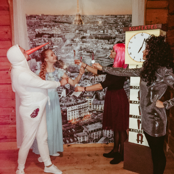 LĪGO iesvētības "Vai būsi mans tandēms?" 2018 - Kā jau ierasts, rudens sezonā lielais Līgo pulks pulcējās, lai iesvētītu jaunos biedrus un kļūtu par vairākiem pilntiesīgiem biedriem bagātāki. Tā kā dzīvojam "Pūt, vējiņi!" zīmē, tad arī mēs, gluži kā Baibiņa un Uldis, meklējām savus tandēmus iesvētību tēmā "Vai būsi mans tandēms?".
Šoreiz ar fotoaparātu bija notikusi maza ķibele, tāpēc piedāvājam apskatīt dejotāju pašu sabildētās foto reportāžas.