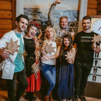 LĪGO iesvētības "Vai būsi mans tandēms?" 2018 - Kā jau ierasts, rudens sezonā lielais Līgo pulks pulcējās, lai iesvētītu jaunos biedrus un kļūtu par vairākiem pilntiesīgiem biedriem bagātāki. Tā kā dzīvojam "Pūt, vējiņi!" zīmē, tad arī mēs, gluži kā Baibiņa un Uldis, meklējām savus tandēmus iesvētību tēmā "Vai būsi mans tandēms?".
Šoreiz ar fotoaparātu bija notikusi maza ķibele, tāpēc piedāvājam apskatīt dejotāju pašu sabildētās foto reportāžas.