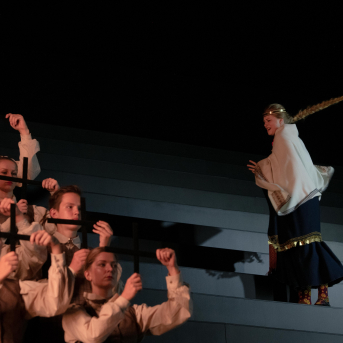 Pūt, vējiņi! - TDA "Līgo" piedalās 2018./2019. gada Latvijas Nacionālā teātra iestudējumā "Pūt, vējiņi!".
Kur slēpjas “Pūt, vējiņu” fenomens? Vai tiešām poētismā un ilgās? Rakstot lugu, Rainis ilgojās pēc Latvijas, bet mums viņa jau ir. Kas tad šodien ir šīs ilgas? Un pēc kā? Pēc Ulda muskuļu spēka, kas jādzesē dzerot? Pēc Barbas absolūtā godīguma, kas viņu iedzen Daugavā? Kāpēc šī ir populārākā Raiņa luga?
Skanot Imanta Kalniņa leģendārajai kinomūzikai, aktieri dzīvo cilvēku “audeklā” ieaudīs savu varoņu likteņus, izspēlēs Raiņa lugu kā kanonu. Paturot acu priekšā Latvijas simtgades vasaras Dziesmu un deju svētkus. Ar domu par rītdienu.
Izrādē tiek izmantoti autentiski etnogrāfiskie Kurzemes novada tautas tērpi no TDA “Līgo” kolekcijas.
REŽISORS
Elmārs Seņkovs
SCENOGRĀFE UN VIZUĀLĀS KONCEPCIJAS AUTORE
Monika Pormale
HOREOGRĀFI
Jānis Purviņš
Agate Bankava