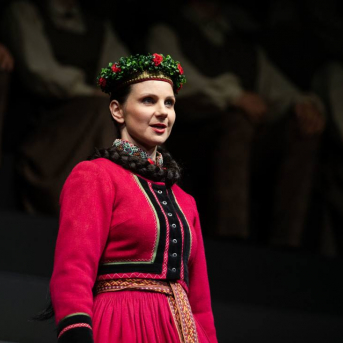 Pūt, vējiņi! - TDA "Līgo" piedalās 2018./2019. gada Latvijas Nacionālā teātra iestudējumā "Pūt, vējiņi!".
Kur slēpjas “Pūt, vējiņu” fenomens? Vai tiešām poētismā un ilgās? Rakstot lugu, Rainis ilgojās pēc Latvijas, bet mums viņa jau ir. Kas tad šodien ir šīs ilgas? Un pēc kā? Pēc Ulda muskuļu spēka, kas jādzesē dzerot? Pēc Barbas absolūtā godīguma, kas viņu iedzen Daugavā? Kāpēc šī ir populārākā Raiņa luga?
Skanot Imanta Kalniņa leģendārajai kinomūzikai, aktieri dzīvo cilvēku “audeklā” ieaudīs savu varoņu likteņus, izspēlēs Raiņa lugu kā kanonu. Paturot acu priekšā Latvijas simtgades vasaras Dziesmu un deju svētkus. Ar domu par rītdienu.
Izrādē tiek izmantoti autentiski etnogrāfiskie Kurzemes novada tautas tērpi no TDA “Līgo” kolekcijas.
REŽISORS
Elmārs Seņkovs
SCENOGRĀFE UN VIZUĀLĀS KONCEPCIJAS AUTORE
Monika Pormale
HOREOGRĀFI
Jānis Purviņš
Agate Bankava