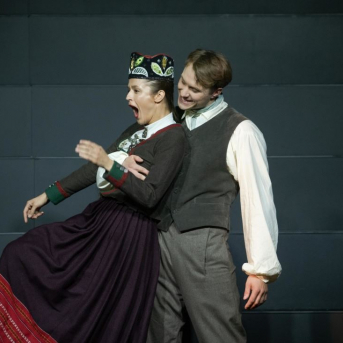 Pūt, vējiņi! - TDA "Līgo" piedalās 2018./2019. gada Latvijas Nacionālā teātra iestudējumā "Pūt, vējiņi!".
Kur slēpjas “Pūt, vējiņu” fenomens? Vai tiešām poētismā un ilgās? Rakstot lugu, Rainis ilgojās pēc Latvijas, bet mums viņa jau ir. Kas tad šodien ir šīs ilgas? Un pēc kā? Pēc Ulda muskuļu spēka, kas jādzesē dzerot? Pēc Barbas absolūtā godīguma, kas viņu iedzen Daugavā? Kāpēc šī ir populārākā Raiņa luga?
Skanot Imanta Kalniņa leģendārajai kinomūzikai, aktieri dzīvo cilvēku “audeklā” ieaudīs savu varoņu likteņus, izspēlēs Raiņa lugu kā kanonu. Paturot acu priekšā Latvijas simtgades vasaras Dziesmu un deju svētkus. Ar domu par rītdienu.
Izrādē tiek izmantoti autentiski etnogrāfiskie Kurzemes novada tautas tērpi no TDA “Līgo” kolekcijas.
REŽISORS
Elmārs Seņkovs
SCENOGRĀFE UN VIZUĀLĀS KONCEPCIJAS AUTORE
Monika Pormale
HOREOGRĀFI
Jānis Purviņš
Agate Bankava