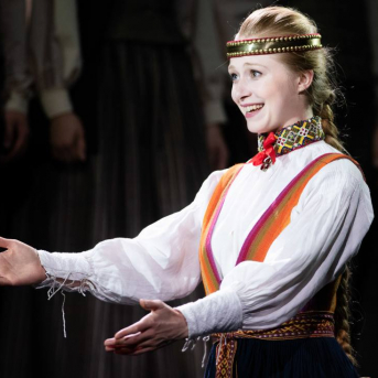 Pūt, vējiņi! - TDA "Līgo" piedalās 2018./2019. gada Latvijas Nacionālā teātra iestudējumā "Pūt, vējiņi!".
Kur slēpjas “Pūt, vējiņu” fenomens? Vai tiešām poētismā un ilgās? Rakstot lugu, Rainis ilgojās pēc Latvijas, bet mums viņa jau ir. Kas tad šodien ir šīs ilgas? Un pēc kā? Pēc Ulda muskuļu spēka, kas jādzesē dzerot? Pēc Barbas absolūtā godīguma, kas viņu iedzen Daugavā? Kāpēc šī ir populārākā Raiņa luga?
Skanot Imanta Kalniņa leģendārajai kinomūzikai, aktieri dzīvo cilvēku “audeklā” ieaudīs savu varoņu likteņus, izspēlēs Raiņa lugu kā kanonu. Paturot acu priekšā Latvijas simtgades vasaras Dziesmu un deju svētkus. Ar domu par rītdienu.
Izrādē tiek izmantoti autentiski etnogrāfiskie Kurzemes novada tautas tērpi no TDA “Līgo” kolekcijas.
REŽISORS
Elmārs Seņkovs
SCENOGRĀFE UN VIZUĀLĀS KONCEPCIJAS AUTORE
Monika Pormale
HOREOGRĀFI
Jānis Purviņš
Agate Bankava