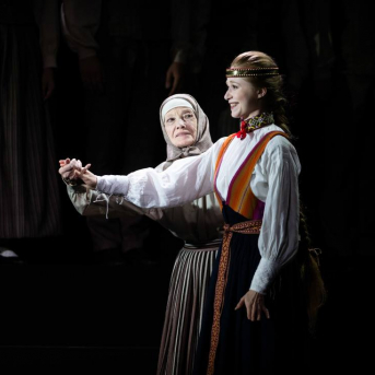 Pūt, vējiņi! - TDA "Līgo" piedalās 2018./2019. gada Latvijas Nacionālā teātra iestudējumā "Pūt, vējiņi!".
Kur slēpjas “Pūt, vējiņu” fenomens? Vai tiešām poētismā un ilgās? Rakstot lugu, Rainis ilgojās pēc Latvijas, bet mums viņa jau ir. Kas tad šodien ir šīs ilgas? Un pēc kā? Pēc Ulda muskuļu spēka, kas jādzesē dzerot? Pēc Barbas absolūtā godīguma, kas viņu iedzen Daugavā? Kāpēc šī ir populārākā Raiņa luga?
Skanot Imanta Kalniņa leģendārajai kinomūzikai, aktieri dzīvo cilvēku “audeklā” ieaudīs savu varoņu likteņus, izspēlēs Raiņa lugu kā kanonu. Paturot acu priekšā Latvijas simtgades vasaras Dziesmu un deju svētkus. Ar domu par rītdienu.
Izrādē tiek izmantoti autentiski etnogrāfiskie Kurzemes novada tautas tērpi no TDA “Līgo” kolekcijas.
REŽISORS
Elmārs Seņkovs
SCENOGRĀFE UN VIZUĀLĀS KONCEPCIJAS AUTORE
Monika Pormale
HOREOGRĀFI
Jānis Purviņš
Agate Bankava