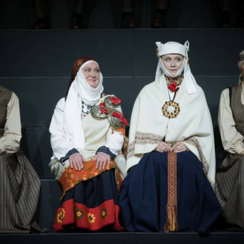 Pūt, vējiņi! - TDA "Līgo" piedalās 2018./2019. gada Latvijas Nacionālā teātra iestudējumā "Pūt, vējiņi!".
Kur slēpjas “Pūt, vējiņu” fenomens? Vai tiešām poētismā un ilgās? Rakstot lugu, Rainis ilgojās pēc Latvijas, bet mums viņa jau ir. Kas tad šodien ir šīs ilgas? Un pēc kā? Pēc Ulda muskuļu spēka, kas jādzesē dzerot? Pēc Barbas absolūtā godīguma, kas viņu iedzen Daugavā? Kāpēc šī ir populārākā Raiņa luga?
Skanot Imanta Kalniņa leģendārajai kinomūzikai, aktieri dzīvo cilvēku “audeklā” ieaudīs savu varoņu likteņus, izspēlēs Raiņa lugu kā kanonu. Paturot acu priekšā Latvijas simtgades vasaras Dziesmu un deju svētkus. Ar domu par rītdienu.
Izrādē tiek izmantoti autentiski etnogrāfiskie Kurzemes novada tautas tērpi no TDA “Līgo” kolekcijas.
REŽISORS
Elmārs Seņkovs
SCENOGRĀFE UN VIZUĀLĀS KONCEPCIJAS AUTORE
Monika Pormale
HOREOGRĀFI
Jānis Purviņš
Agate Bankava