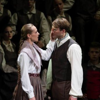 Pūt, vējiņi! - TDA "Līgo" piedalās 2018./2019. gada Latvijas Nacionālā teātra iestudējumā "Pūt, vējiņi!".
Kur slēpjas “Pūt, vējiņu” fenomens? Vai tiešām poētismā un ilgās? Rakstot lugu, Rainis ilgojās pēc Latvijas, bet mums viņa jau ir. Kas tad šodien ir šīs ilgas? Un pēc kā? Pēc Ulda muskuļu spēka, kas jādzesē dzerot? Pēc Barbas absolūtā godīguma, kas viņu iedzen Daugavā? Kāpēc šī ir populārākā Raiņa luga?
Skanot Imanta Kalniņa leģendārajai kinomūzikai, aktieri dzīvo cilvēku “audeklā” ieaudīs savu varoņu likteņus, izspēlēs Raiņa lugu kā kanonu. Paturot acu priekšā Latvijas simtgades vasaras Dziesmu un deju svētkus. Ar domu par rītdienu.
Izrādē tiek izmantoti autentiski etnogrāfiskie Kurzemes novada tautas tērpi no TDA “Līgo” kolekcijas.
REŽISORS
Elmārs Seņkovs
SCENOGRĀFE UN VIZUĀLĀS KONCEPCIJAS AUTORE
Monika Pormale
HOREOGRĀFI
Jānis Purviņš
Agate Bankava