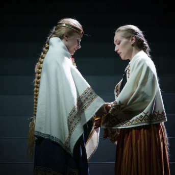 Pūt, vējiņi! - TDA "Līgo" piedalās 2018./2019. gada Latvijas Nacionālā teātra iestudējumā "Pūt, vējiņi!".
Kur slēpjas “Pūt, vējiņu” fenomens? Vai tiešām poētismā un ilgās? Rakstot lugu, Rainis ilgojās pēc Latvijas, bet mums viņa jau ir. Kas tad šodien ir šīs ilgas? Un pēc kā? Pēc Ulda muskuļu spēka, kas jādzesē dzerot? Pēc Barbas absolūtā godīguma, kas viņu iedzen Daugavā? Kāpēc šī ir populārākā Raiņa luga?
Skanot Imanta Kalniņa leģendārajai kinomūzikai, aktieri dzīvo cilvēku “audeklā” ieaudīs savu varoņu likteņus, izspēlēs Raiņa lugu kā kanonu. Paturot acu priekšā Latvijas simtgades vasaras Dziesmu un deju svētkus. Ar domu par rītdienu.
Izrādē tiek izmantoti autentiski etnogrāfiskie Kurzemes novada tautas tērpi no TDA “Līgo” kolekcijas.
REŽISORS
Elmārs Seņkovs
SCENOGRĀFE UN VIZUĀLĀS KONCEPCIJAS AUTORE
Monika Pormale
HOREOGRĀFI
Jānis Purviņš
Agate Bankava