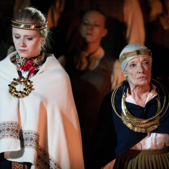 Pūt, vējiņi! - TDA "Līgo" piedalās 2018./2019. gada Latvijas Nacionālā teātra iestudējumā "Pūt, vējiņi!".
Kur slēpjas “Pūt, vējiņu” fenomens? Vai tiešām poētismā un ilgās? Rakstot lugu, Rainis ilgojās pēc Latvijas, bet mums viņa jau ir. Kas tad šodien ir šīs ilgas? Un pēc kā? Pēc Ulda muskuļu spēka, kas jādzesē dzerot? Pēc Barbas absolūtā godīguma, kas viņu iedzen Daugavā? Kāpēc šī ir populārākā Raiņa luga?
Skanot Imanta Kalniņa leģendārajai kinomūzikai, aktieri dzīvo cilvēku “audeklā” ieaudīs savu varoņu likteņus, izspēlēs Raiņa lugu kā kanonu. Paturot acu priekšā Latvijas simtgades vasaras Dziesmu un deju svētkus. Ar domu par rītdienu.
Izrādē tiek izmantoti autentiski etnogrāfiskie Kurzemes novada tautas tērpi no TDA “Līgo” kolekcijas.
REŽISORS
Elmārs Seņkovs
SCENOGRĀFE UN VIZUĀLĀS KONCEPCIJAS AUTORE
Monika Pormale
HOREOGRĀFI
Jānis Purviņš
Agate Bankava