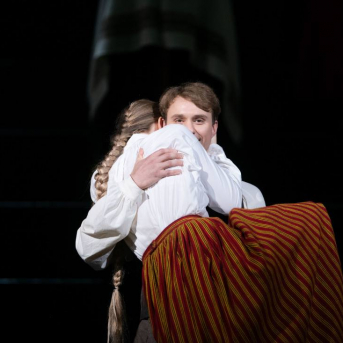 Pūt, vējiņi! - TDA "Līgo" piedalās 2018./2019. gada Latvijas Nacionālā teātra iestudējumā "Pūt, vējiņi!".
Kur slēpjas “Pūt, vējiņu” fenomens? Vai tiešām poētismā un ilgās? Rakstot lugu, Rainis ilgojās pēc Latvijas, bet mums viņa jau ir. Kas tad šodien ir šīs ilgas? Un pēc kā? Pēc Ulda muskuļu spēka, kas jādzesē dzerot? Pēc Barbas absolūtā godīguma, kas viņu iedzen Daugavā? Kāpēc šī ir populārākā Raiņa luga?
Skanot Imanta Kalniņa leģendārajai kinomūzikai, aktieri dzīvo cilvēku “audeklā” ieaudīs savu varoņu likteņus, izspēlēs Raiņa lugu kā kanonu. Paturot acu priekšā Latvijas simtgades vasaras Dziesmu un deju svētkus. Ar domu par rītdienu.
Izrādē tiek izmantoti autentiski etnogrāfiskie Kurzemes novada tautas tērpi no TDA “Līgo” kolekcijas.
REŽISORS
Elmārs Seņkovs
SCENOGRĀFE UN VIZUĀLĀS KONCEPCIJAS AUTORE
Monika Pormale
HOREOGRĀFI
Jānis Purviņš
Agate Bankava