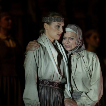 Pūt, vējiņi! - TDA "Līgo" piedalās 2018./2019. gada Latvijas Nacionālā teātra iestudējumā "Pūt, vējiņi!".
Kur slēpjas “Pūt, vējiņu” fenomens? Vai tiešām poētismā un ilgās? Rakstot lugu, Rainis ilgojās pēc Latvijas, bet mums viņa jau ir. Kas tad šodien ir šīs ilgas? Un pēc kā? Pēc Ulda muskuļu spēka, kas jādzesē dzerot? Pēc Barbas absolūtā godīguma, kas viņu iedzen Daugavā? Kāpēc šī ir populārākā Raiņa luga?
Skanot Imanta Kalniņa leģendārajai kinomūzikai, aktieri dzīvo cilvēku “audeklā” ieaudīs savu varoņu likteņus, izspēlēs Raiņa lugu kā kanonu. Paturot acu priekšā Latvijas simtgades vasaras Dziesmu un deju svētkus. Ar domu par rītdienu.
Izrādē tiek izmantoti autentiski etnogrāfiskie Kurzemes novada tautas tērpi no TDA “Līgo” kolekcijas.
REŽISORS
Elmārs Seņkovs
SCENOGRĀFE UN VIZUĀLĀS KONCEPCIJAS AUTORE
Monika Pormale
HOREOGRĀFI
Jānis Purviņš
Agate Bankava