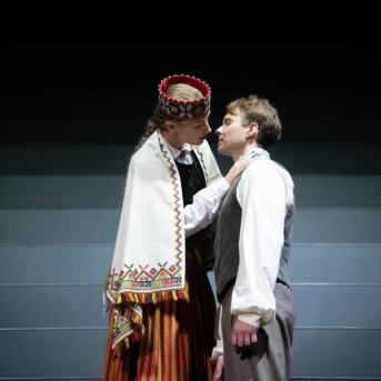 Pūt, vējiņi! - TDA "Līgo" piedalās 2018./2019. gada Latvijas Nacionālā teātra iestudējumā "Pūt, vējiņi!".
Kur slēpjas “Pūt, vējiņu” fenomens? Vai tiešām poētismā un ilgās? Rakstot lugu, Rainis ilgojās pēc Latvijas, bet mums viņa jau ir. Kas tad šodien ir šīs ilgas? Un pēc kā? Pēc Ulda muskuļu spēka, kas jādzesē dzerot? Pēc Barbas absolūtā godīguma, kas viņu iedzen Daugavā? Kāpēc šī ir populārākā Raiņa luga?
Skanot Imanta Kalniņa leģendārajai kinomūzikai, aktieri dzīvo cilvēku “audeklā” ieaudīs savu varoņu likteņus, izspēlēs Raiņa lugu kā kanonu. Paturot acu priekšā Latvijas simtgades vasaras Dziesmu un deju svētkus. Ar domu par rītdienu.
Izrādē tiek izmantoti autentiski etnogrāfiskie Kurzemes novada tautas tērpi no TDA “Līgo” kolekcijas.
REŽISORS
Elmārs Seņkovs
SCENOGRĀFE UN VIZUĀLĀS KONCEPCIJAS AUTORE
Monika Pormale
HOREOGRĀFI
Jānis Purviņš
Agate Bankava