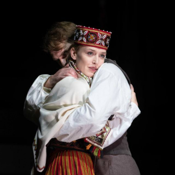 Pūt, vējiņi! - TDA "Līgo" piedalās 2018./2019. gada Latvijas Nacionālā teātra iestudējumā "Pūt, vējiņi!".
Kur slēpjas “Pūt, vējiņu” fenomens? Vai tiešām poētismā un ilgās? Rakstot lugu, Rainis ilgojās pēc Latvijas, bet mums viņa jau ir. Kas tad šodien ir šīs ilgas? Un pēc kā? Pēc Ulda muskuļu spēka, kas jādzesē dzerot? Pēc Barbas absolūtā godīguma, kas viņu iedzen Daugavā? Kāpēc šī ir populārākā Raiņa luga?
Skanot Imanta Kalniņa leģendārajai kinomūzikai, aktieri dzīvo cilvēku “audeklā” ieaudīs savu varoņu likteņus, izspēlēs Raiņa lugu kā kanonu. Paturot acu priekšā Latvijas simtgades vasaras Dziesmu un deju svētkus. Ar domu par rītdienu.
Izrādē tiek izmantoti autentiski etnogrāfiskie Kurzemes novada tautas tērpi no TDA “Līgo” kolekcijas.
REŽISORS
Elmārs Seņkovs
SCENOGRĀFE UN VIZUĀLĀS KONCEPCIJAS AUTORE
Monika Pormale
HOREOGRĀFI
Jānis Purviņš
Agate Bankava