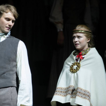 Pūt, vējiņi! - TDA "Līgo" piedalās 2018./2019. gada Latvijas Nacionālā teātra iestudējumā "Pūt, vējiņi!".
Kur slēpjas “Pūt, vējiņu” fenomens? Vai tiešām poētismā un ilgās? Rakstot lugu, Rainis ilgojās pēc Latvijas, bet mums viņa jau ir. Kas tad šodien ir šīs ilgas? Un pēc kā? Pēc Ulda muskuļu spēka, kas jādzesē dzerot? Pēc Barbas absolūtā godīguma, kas viņu iedzen Daugavā? Kāpēc šī ir populārākā Raiņa luga?
Skanot Imanta Kalniņa leģendārajai kinomūzikai, aktieri dzīvo cilvēku “audeklā” ieaudīs savu varoņu likteņus, izspēlēs Raiņa lugu kā kanonu. Paturot acu priekšā Latvijas simtgades vasaras Dziesmu un deju svētkus. Ar domu par rītdienu.
Izrādē tiek izmantoti autentiski etnogrāfiskie Kurzemes novada tautas tērpi no TDA “Līgo” kolekcijas.
REŽISORS
Elmārs Seņkovs
SCENOGRĀFE UN VIZUĀLĀS KONCEPCIJAS AUTORE
Monika Pormale
HOREOGRĀFI
Jānis Purviņš
Agate Bankava