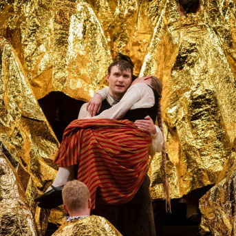 Pūt, vējiņi! - TDA "Līgo" piedalās 2018./2019. gada Latvijas Nacionālā teātra iestudējumā "Pūt, vējiņi!".
Kur slēpjas “Pūt, vējiņu” fenomens? Vai tiešām poētismā un ilgās? Rakstot lugu, Rainis ilgojās pēc Latvijas, bet mums viņa jau ir. Kas tad šodien ir šīs ilgas? Un pēc kā? Pēc Ulda muskuļu spēka, kas jādzesē dzerot? Pēc Barbas absolūtā godīguma, kas viņu iedzen Daugavā? Kāpēc šī ir populārākā Raiņa luga?
Skanot Imanta Kalniņa leģendārajai kinomūzikai, aktieri dzīvo cilvēku “audeklā” ieaudīs savu varoņu likteņus, izspēlēs Raiņa lugu kā kanonu. Paturot acu priekšā Latvijas simtgades vasaras Dziesmu un deju svētkus. Ar domu par rītdienu.
Izrādē tiek izmantoti autentiski etnogrāfiskie Kurzemes novada tautas tērpi no TDA “Līgo” kolekcijas.
REŽISORS
Elmārs Seņkovs
SCENOGRĀFE UN VIZUĀLĀS KONCEPCIJAS AUTORE
Monika Pormale
HOREOGRĀFI
Jānis Purviņš
Agate Bankava