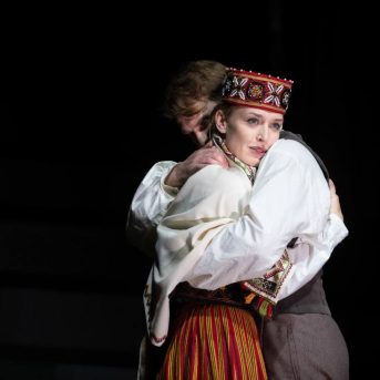 Pūt, vējiņi! - TDA "Līgo" piedalās 2018./2019. gada Latvijas Nacionālā teātra iestudējumā "Pūt, vējiņi!".
Kur slēpjas “Pūt, vējiņu” fenomens? Vai tiešām poētismā un ilgās? Rakstot lugu, Rainis ilgojās pēc Latvijas, bet mums viņa jau ir. Kas tad šodien ir šīs ilgas? Un pēc kā? Pēc Ulda muskuļu spēka, kas jādzesē dzerot? Pēc Barbas absolūtā godīguma, kas viņu iedzen Daugavā? Kāpēc šī ir populārākā Raiņa luga?
Skanot Imanta Kalniņa leģendārajai kinomūzikai, aktieri dzīvo cilvēku “audeklā” ieaudīs savu varoņu likteņus, izspēlēs Raiņa lugu kā kanonu. Paturot acu priekšā Latvijas simtgades vasaras Dziesmu un deju svētkus. Ar domu par rītdienu.
Izrādē tiek izmantoti autentiski etnogrāfiskie Kurzemes novada tautas tērpi no TDA “Līgo” kolekcijas.
REŽISORS
Elmārs Seņkovs
SCENOGRĀFE UN VIZUĀLĀS KONCEPCIJAS AUTORE
Monika Pormale
HOREOGRĀFI
Jānis Purviņš
Agate Bankava