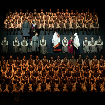 Pūt, vējiņi! - TDA "Līgo" piedalās 2018./2019. gada Latvijas Nacionālā teātra iestudējumā "Pūt, vējiņi!".
Kur slēpjas “Pūt, vējiņu” fenomens? Vai tiešām poētismā un ilgās? Rakstot lugu, Rainis ilgojās pēc Latvijas, bet mums viņa jau ir. Kas tad šodien ir šīs ilgas? Un pēc kā? Pēc Ulda muskuļu spēka, kas jādzesē dzerot? Pēc Barbas absolūtā godīguma, kas viņu iedzen Daugavā? Kāpēc šī ir populārākā Raiņa luga?
Skanot Imanta Kalniņa leģendārajai kinomūzikai, aktieri dzīvo cilvēku “audeklā” ieaudīs savu varoņu likteņus, izspēlēs Raiņa lugu kā kanonu. Paturot acu priekšā Latvijas simtgades vasaras Dziesmu un deju svētkus. Ar domu par rītdienu.
Izrādē tiek izmantoti autentiski etnogrāfiskie Kurzemes novada tautas tērpi no TDA “Līgo” kolekcijas.
REŽISORS
Elmārs Seņkovs
SCENOGRĀFE UN VIZUĀLĀS KONCEPCIJAS AUTORE
Monika Pormale
HOREOGRĀFI
Jānis Purviņš
Agate Bankava