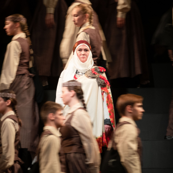 Pūt, vējiņi! - TDA "Līgo" piedalās 2018./2019. gada Latvijas Nacionālā teātra iestudējumā "Pūt, vējiņi!".
Kur slēpjas “Pūt, vējiņu” fenomens? Vai tiešām poētismā un ilgās? Rakstot lugu, Rainis ilgojās pēc Latvijas, bet mums viņa jau ir. Kas tad šodien ir šīs ilgas? Un pēc kā? Pēc Ulda muskuļu spēka, kas jādzesē dzerot? Pēc Barbas absolūtā godīguma, kas viņu iedzen Daugavā? Kāpēc šī ir populārākā Raiņa luga?
Skanot Imanta Kalniņa leģendārajai kinomūzikai, aktieri dzīvo cilvēku “audeklā” ieaudīs savu varoņu likteņus, izspēlēs Raiņa lugu kā kanonu. Paturot acu priekšā Latvijas simtgades vasaras Dziesmu un deju svētkus. Ar domu par rītdienu.
Izrādē tiek izmantoti autentiski etnogrāfiskie Kurzemes novada tautas tērpi no TDA “Līgo” kolekcijas.
REŽISORS
Elmārs Seņkovs
SCENOGRĀFE UN VIZUĀLĀS KONCEPCIJAS AUTORE
Monika Pormale
HOREOGRĀFI
Jānis Purviņš
Agate Bankava