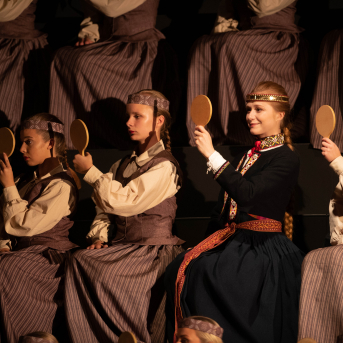 Pūt, vējiņi! - TDA "Līgo" piedalās 2018./2019. gada Latvijas Nacionālā teātra iestudējumā "Pūt, vējiņi!".
Kur slēpjas “Pūt, vējiņu” fenomens? Vai tiešām poētismā un ilgās? Rakstot lugu, Rainis ilgojās pēc Latvijas, bet mums viņa jau ir. Kas tad šodien ir šīs ilgas? Un pēc kā? Pēc Ulda muskuļu spēka, kas jādzesē dzerot? Pēc Barbas absolūtā godīguma, kas viņu iedzen Daugavā? Kāpēc šī ir populārākā Raiņa luga?
Skanot Imanta Kalniņa leģendārajai kinomūzikai, aktieri dzīvo cilvēku “audeklā” ieaudīs savu varoņu likteņus, izspēlēs Raiņa lugu kā kanonu. Paturot acu priekšā Latvijas simtgades vasaras Dziesmu un deju svētkus. Ar domu par rītdienu.
Izrādē tiek izmantoti autentiski etnogrāfiskie Kurzemes novada tautas tērpi no TDA “Līgo” kolekcijas.
REŽISORS
Elmārs Seņkovs
SCENOGRĀFE UN VIZUĀLĀS KONCEPCIJAS AUTORE
Monika Pormale
HOREOGRĀFI
Jānis Purviņš
Agate Bankava