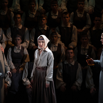 Pūt, vējiņi! - TDA "Līgo" piedalās 2018./2019. gada Latvijas Nacionālā teātra iestudējumā "Pūt, vējiņi!".
Kur slēpjas “Pūt, vējiņu” fenomens? Vai tiešām poētismā un ilgās? Rakstot lugu, Rainis ilgojās pēc Latvijas, bet mums viņa jau ir. Kas tad šodien ir šīs ilgas? Un pēc kā? Pēc Ulda muskuļu spēka, kas jādzesē dzerot? Pēc Barbas absolūtā godīguma, kas viņu iedzen Daugavā? Kāpēc šī ir populārākā Raiņa luga?
Skanot Imanta Kalniņa leģendārajai kinomūzikai, aktieri dzīvo cilvēku “audeklā” ieaudīs savu varoņu likteņus, izspēlēs Raiņa lugu kā kanonu. Paturot acu priekšā Latvijas simtgades vasaras Dziesmu un deju svētkus. Ar domu par rītdienu.
Izrādē tiek izmantoti autentiski etnogrāfiskie Kurzemes novada tautas tērpi no TDA “Līgo” kolekcijas.
REŽISORS
Elmārs Seņkovs
SCENOGRĀFE UN VIZUĀLĀS KONCEPCIJAS AUTORE
Monika Pormale
HOREOGRĀFI
Jānis Purviņš
Agate Bankava