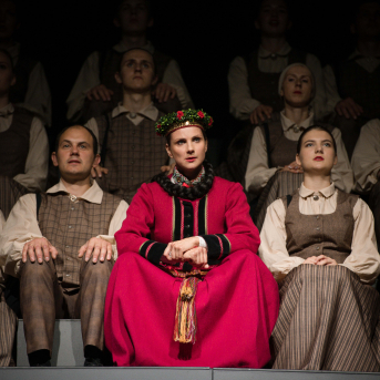 Pūt, vējiņi! - TDA "Līgo" piedalās 2018./2019. gada Latvijas Nacionālā teātra iestudējumā "Pūt, vējiņi!".
Kur slēpjas “Pūt, vējiņu” fenomens? Vai tiešām poētismā un ilgās? Rakstot lugu, Rainis ilgojās pēc Latvijas, bet mums viņa jau ir. Kas tad šodien ir šīs ilgas? Un pēc kā? Pēc Ulda muskuļu spēka, kas jādzesē dzerot? Pēc Barbas absolūtā godīguma, kas viņu iedzen Daugavā? Kāpēc šī ir populārākā Raiņa luga?
Skanot Imanta Kalniņa leģendārajai kinomūzikai, aktieri dzīvo cilvēku “audeklā” ieaudīs savu varoņu likteņus, izspēlēs Raiņa lugu kā kanonu. Paturot acu priekšā Latvijas simtgades vasaras Dziesmu un deju svētkus. Ar domu par rītdienu.
Izrādē tiek izmantoti autentiski etnogrāfiskie Kurzemes novada tautas tērpi no TDA “Līgo” kolekcijas.
REŽISORS
Elmārs Seņkovs
SCENOGRĀFE UN VIZUĀLĀS KONCEPCIJAS AUTORE
Monika Pormale
HOREOGRĀFI
Jānis Purviņš
Agate Bankava