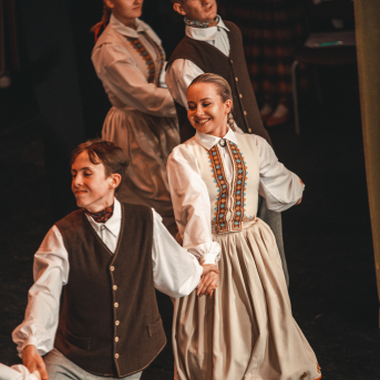 Rīgas Angļu ģimnāzijas un TDA „Līgo” bērnu un jauniešu studijas 15 gadu jubilejas koncerts “Rotā, saulīt, rotādama" - Mūsu jaunie, zaļie asniņi, kuriem visapkārt smieklu virtenes, bet pašos mīt nerimstošs dzīvesprieks un mīlestība pret deju.
Sirsnīga paaudžu satikšanās, sākot no mazajiem saules stariņiem līdz viedajiem dejotājiem, RAĢ un TDA "Līgo" bērnu un jauniešu studijas 15. jubilejas koncertā.
Foto:Deivids Lagzdiņš