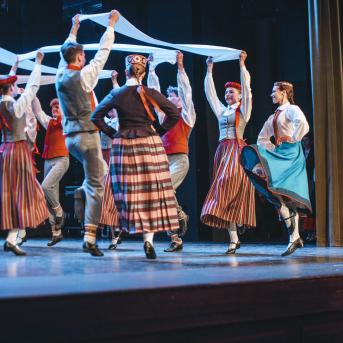 Rīgas Angļu ģimnāzijas un TDA „Līgo” bērnu un jauniešu studijas 15 gadu jubilejas koncerts “Rotā, saulīt, rotādama" - Mūsu jaunie, zaļie asniņi, kuriem visapkārt smieklu virtenes, bet pašos mīt nerimstošs dzīvesprieks un mīlestība pret deju.
Sirsnīga paaudžu satikšanās, sākot no mazajiem saules stariņiem līdz viedajiem dejotājiem, RAĢ un TDA "Līgo" bērnu un jauniešu studijas 15. jubilejas koncertā.
Foto:Deivids Lagzdiņš