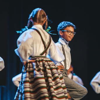 Rīgas Angļu ģimnāzijas un TDA „Līgo” bērnu un jauniešu studijas 15 gadu jubilejas koncerts “Rotā, saulīt, rotādama" - Mūsu jaunie, zaļie asniņi, kuriem visapkārt smieklu virtenes, bet pašos mīt nerimstošs dzīvesprieks un mīlestība pret deju.
Sirsnīga paaudžu satikšanās, sākot no mazajiem saules stariņiem līdz viedajiem dejotājiem, RAĢ un TDA "Līgo" bērnu un jauniešu studijas 15. jubilejas koncertā.
Foto:Deivids Lagzdiņš