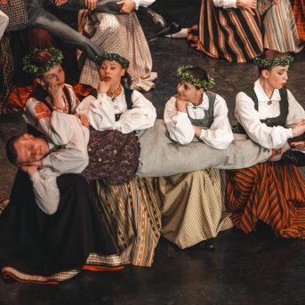 Rīgas Angļu ģimnāzijas un TDA „Līgo” bērnu un jauniešu studijas 15 gadu jubilejas koncerts “Rotā, saulīt, rotādama" - Mūsu jaunie, zaļie asniņi, kuriem visapkārt smieklu virtenes, bet pašos mīt nerimstošs dzīvesprieks un mīlestība pret deju.
Sirsnīga paaudžu satikšanās, sākot no mazajiem saules stariņiem līdz viedajiem dejotājiem, RAĢ un TDA "Līgo" bērnu un jauniešu studijas 15. jubilejas koncertā.
Foto:Deivids Lagzdiņš