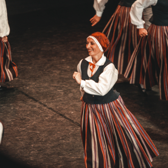 Rīgas Angļu ģimnāzijas un TDA „Līgo” bērnu un jauniešu studijas 15 gadu jubilejas koncerts “Rotā, saulīt, rotādama" - Mūsu jaunie, zaļie asniņi, kuriem visapkārt smieklu virtenes, bet pašos mīt nerimstošs dzīvesprieks un mīlestība pret deju.
Sirsnīga paaudžu satikšanās, sākot no mazajiem saules stariņiem līdz viedajiem dejotājiem, RAĢ un TDA "Līgo" bērnu un jauniešu studijas 15. jubilejas koncertā.
Foto:Deivids Lagzdiņš
