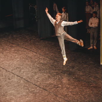 Rīgas Angļu ģimnāzijas un TDA „Līgo” bērnu un jauniešu studijas 15 gadu jubilejas koncerts “Rotā, saulīt, rotādama" - Mūsu jaunie, zaļie asniņi, kuriem visapkārt smieklu virtenes, bet pašos mīt nerimstošs dzīvesprieks un mīlestība pret deju.
Sirsnīga paaudžu satikšanās, sākot no mazajiem saules stariņiem līdz viedajiem dejotājiem, RAĢ un TDA "Līgo" bērnu un jauniešu studijas 15. jubilejas koncertā.
Foto:Deivids Lagzdiņš